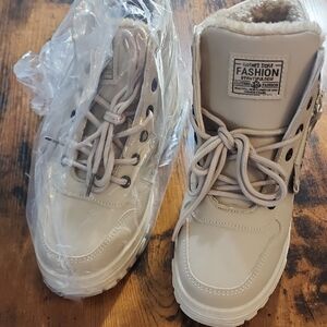 Unisex Boots 9.5-10 Women Or 7.5-8 Mens. Tan Or A Beige Color.